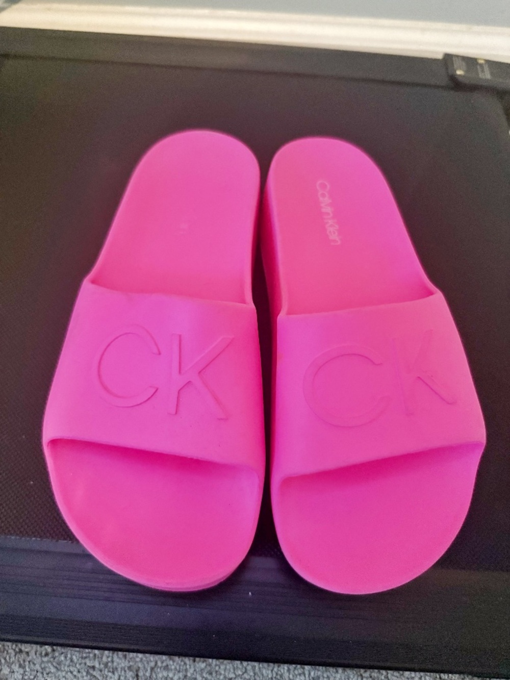 Calvin Klein sliders- size 8 women’s